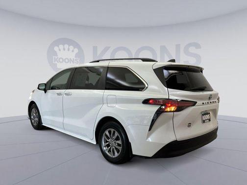 2022 Toyota Sienna XLE 8 Passenger
