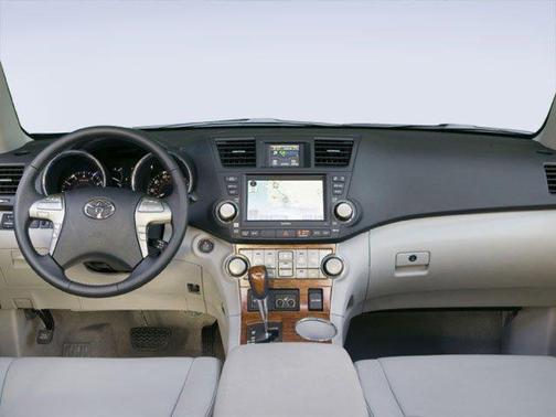 Classic Silver Metallic 2010 Toyota Highlander SE
