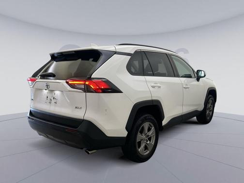 Ice Cap 2024 Toyota RAV4 XLE