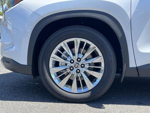 Wind Chill Pearl 2026 Toyota Grand Highlander Platinum