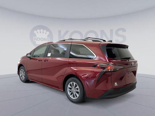 2025 Toyota Sienna LE