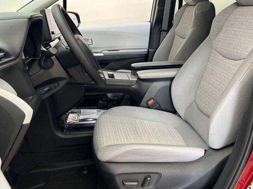2025 Toyota Sienna LE