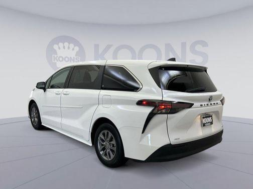 2024 Toyota Sienna LE