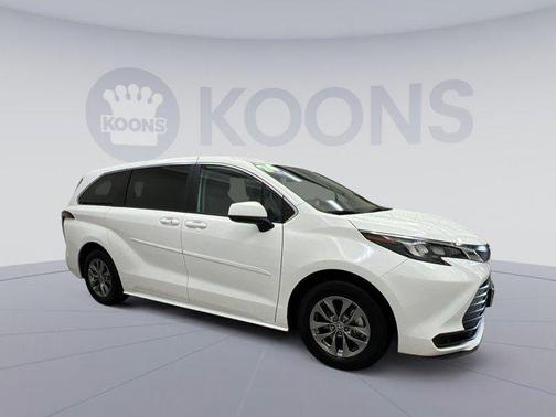 2024 Toyota Sienna LE