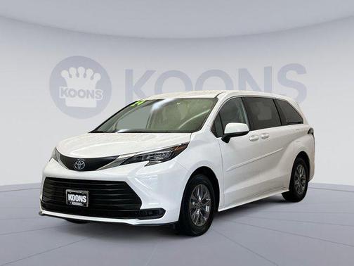 2024 Toyota Sienna LE