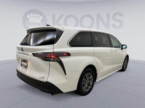 2024 Toyota Sienna LE