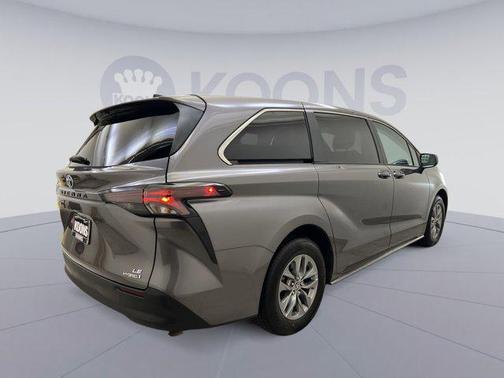 2024 Toyota Sienna LE