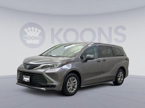 2024 Toyota Sienna LE