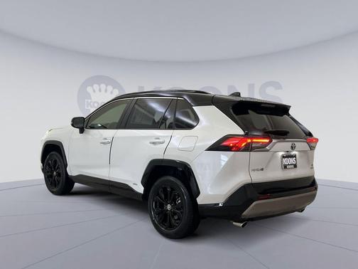 Wind Chill Pearl/Midnight Black Metallic 2023 Toyota RAV4 Hybrid SE