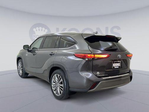 Magnetic Gray Metallic 2021 Toyota Highlander Hybrid Platinum