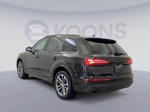 Black Metallic 2025 Audi Q7 45 Premium