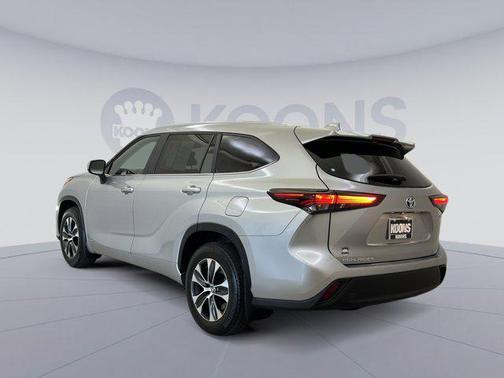 Celestial Silver Metallic 2024 Toyota Highlander Hybrid XLE