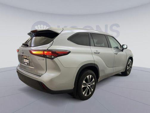 Celestial Silver Metallic 2024 Toyota Highlander Hybrid XLE