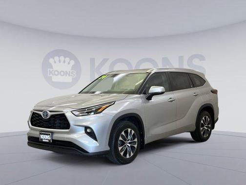 Celestial Silver Metallic 2024 Toyota Highlander Hybrid XLE