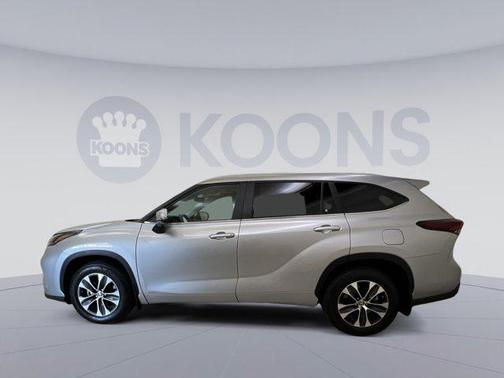 Celestial Silver Metallic 2024 Toyota Highlander Hybrid XLE
