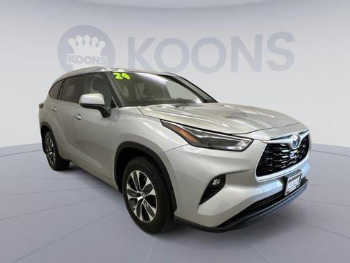Celestial Silver Metallic 2024 Toyota Highlander Hybrid XLE