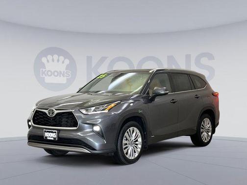 Magnetic Gray Metallic 2025 Toyota Highlander Hybrid Platinum