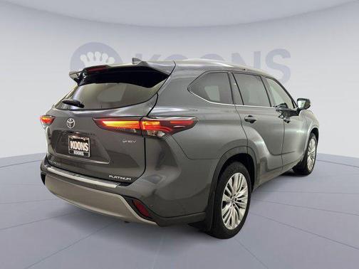 Magnetic Gray Metallic 2025 Toyota Highlander Hybrid Platinum