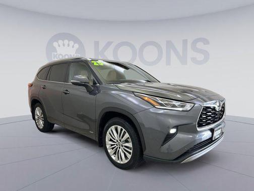 Magnetic Gray Metallic 2025 Toyota Highlander Hybrid Platinum