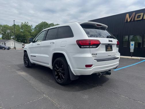 Bright White Clearcoat 2018 Jeep Grand Cherokee Laredo E