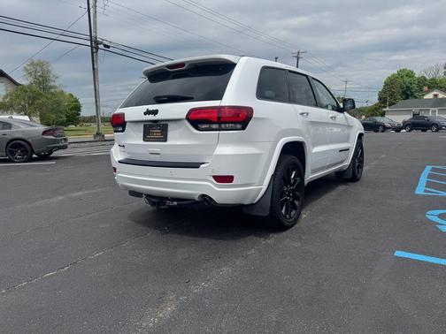 Bright White Clearcoat 2018 Jeep Grand Cherokee Laredo E