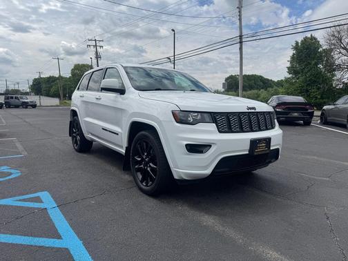 Bright White Clearcoat 2018 Jeep Grand Cherokee Laredo E