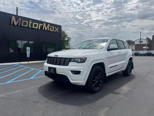 Bright White Clearcoat 2018 Jeep Grand Cherokee Laredo E