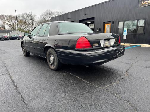2005 Ford Crown Victoria Base
