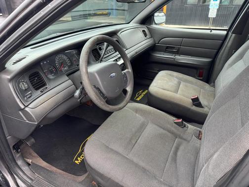 2005 Ford Crown Victoria Base