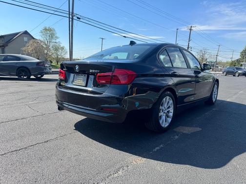 BLACK 2018 BMW 320 i