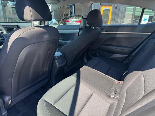 Molten Silver 2018 Hyundai ELANTRA SE