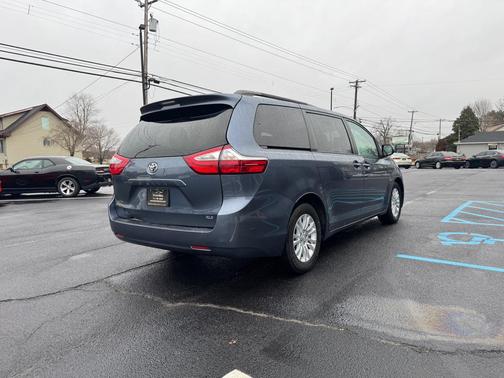 2017 Toyota Sienna XLE