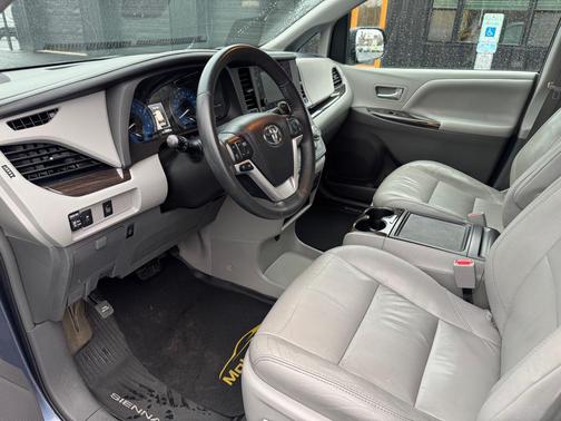 2017 Toyota Sienna XLE