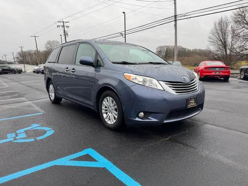 2017 Toyota Sienna XLE