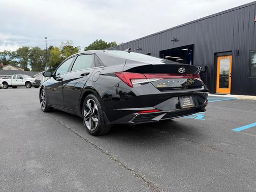 Phantom Black 2022 Hyundai ELANTRA SEL