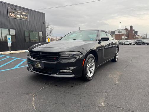 Pitch Black Clearcoat 2017 Dodge Charger SXT