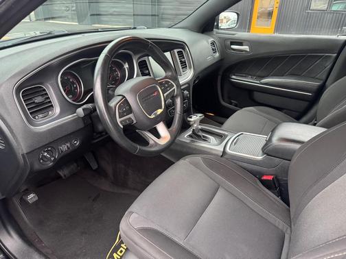 Pitch Black Clearcoat 2017 Dodge Charger SXT