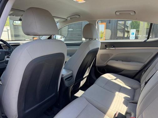 Shale Gray Metallic 2017 Hyundai ELANTRA SE