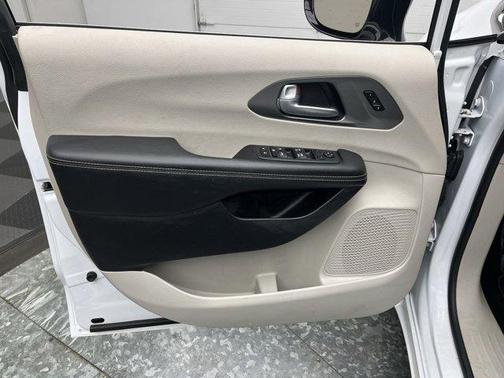 Bright White Clearcoat 2024 Chrysler Pacifica Touring-L