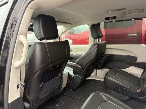 Brilliant Black Crystal Pearlcoat 2023 Chrysler Pacifica Touring-L