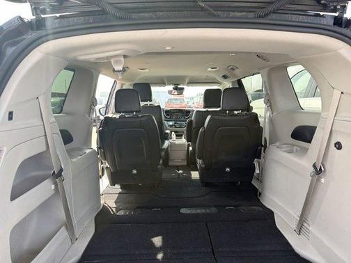 Brilliant Black Crystal Pearlcoat 2023 Chrysler Pacifica Touring-L