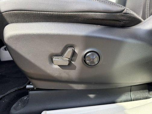 Brilliant Black Crystal Pearlcoat 2023 Chrysler Pacifica Touring-L