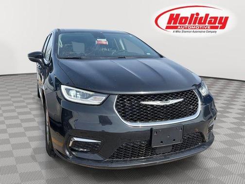 Brilliant Black Crystal Pearlcoat 2023 Chrysler Pacifica Touring-L