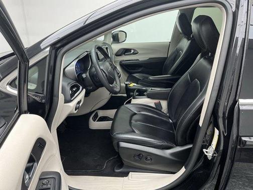 Brilliant Black Crystal Pearlcoat 2023 Chrysler Pacifica Touring-L