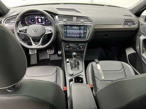 Deep Black Pearl Effect 2022 Volkswagen Tiguan 2.0T SEL R-Line