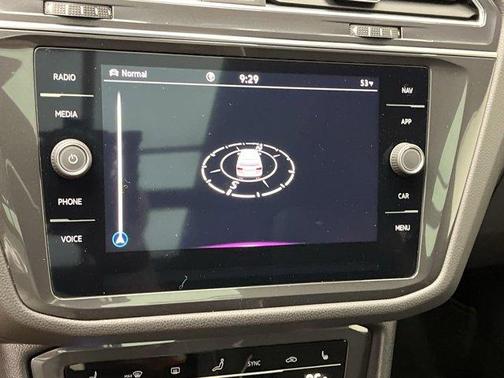 Deep Black Pearl Effect 2022 Volkswagen Tiguan 2.0T SEL R-Line