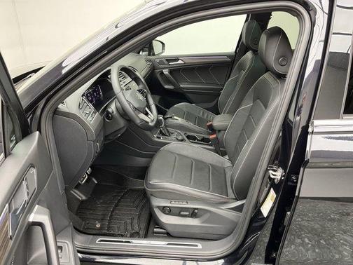 Deep Black Pearl Effect 2022 Volkswagen Tiguan 2.0T SEL R-Line