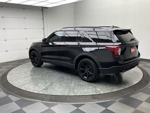 Agate Black Metallic 2024 Ford Explorer ST-Line