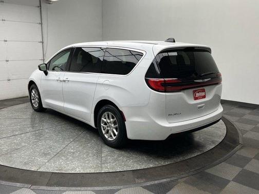 2024 Chrysler Pacifica Touring-L