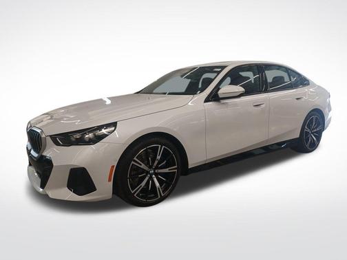 Mineral White Metallic 2025 BMW 530 xDrive